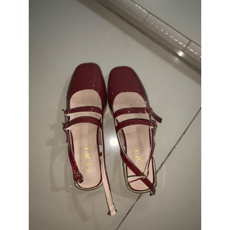 SEPATU MERAH 50K