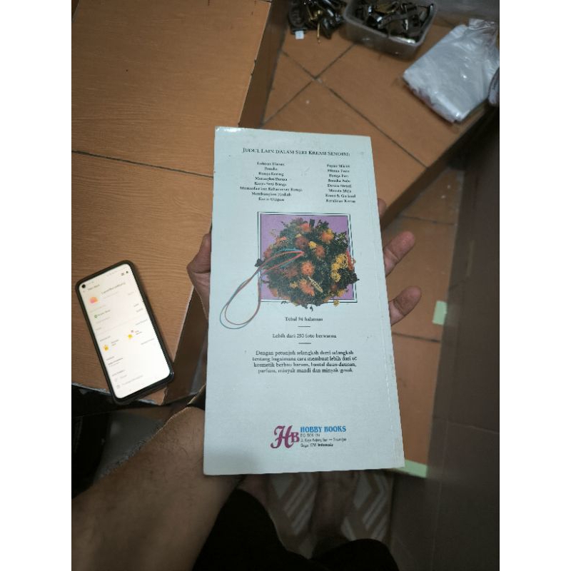 

Buku memanfaatkan keharuman bunga by Joanna S.