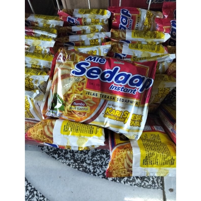 

Mie instan mie sedaap rasa kari spesial dan rasa soto