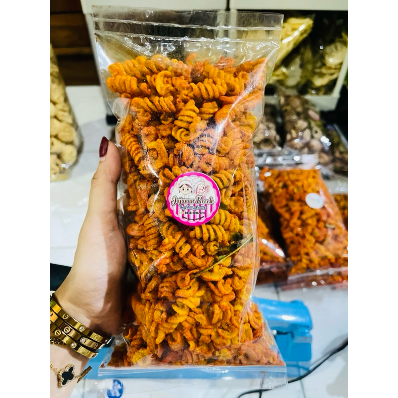 

Macaroni Pedas SPIRAL 250Gram || Enak, Gurih , Renyah || Cocok untuk Snack Lebaran atau Cemilan harian