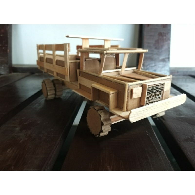 Miniatur truk dari kardus bekas