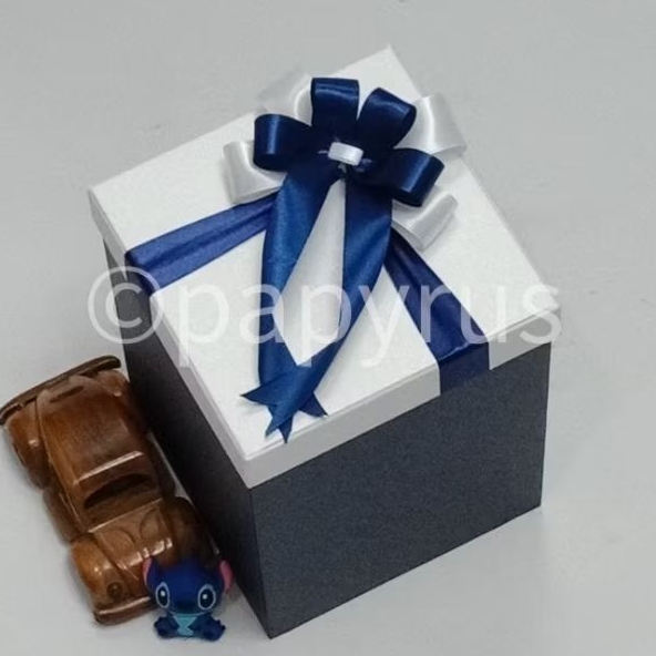 

PAPYRUS Kombinasi 15x15 Tinggi 20cm Kotak Kado Gift Box