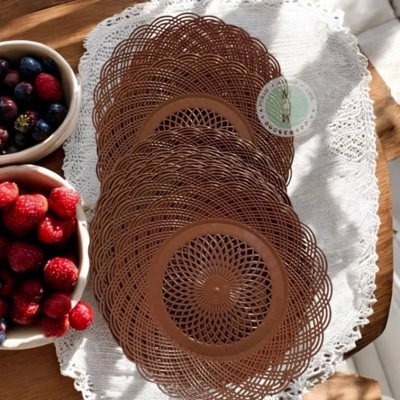 Piring rotan plastik coklat