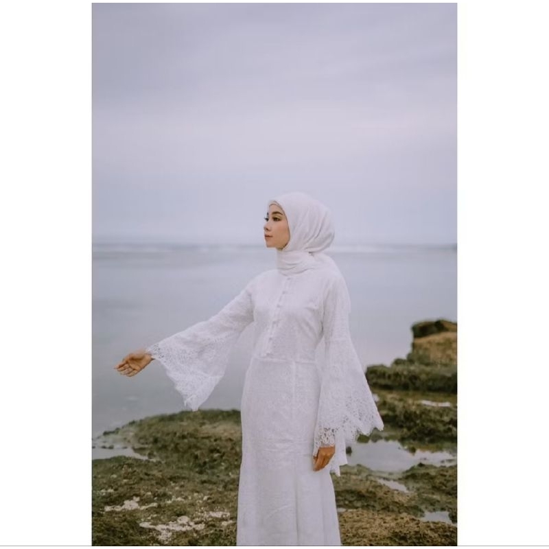 Edmore. Luihara Dress classic white Non Tail. dipake 1x. deffect dibawah belakang