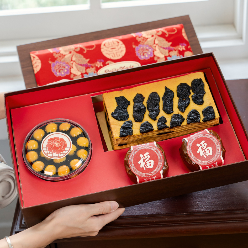 

Golden Box - Hampers lapis legit dan kue kering - Hampers Imlek 2025 - Parcel Chinese New Year