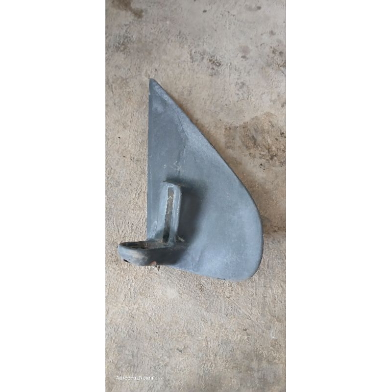 Dudukan spion kanan Daihatsu Taruna