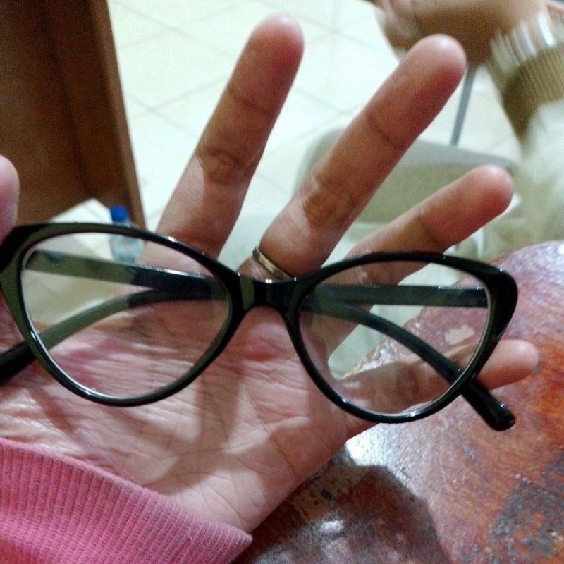 Kacamata Hitam dengan Rantai Pria