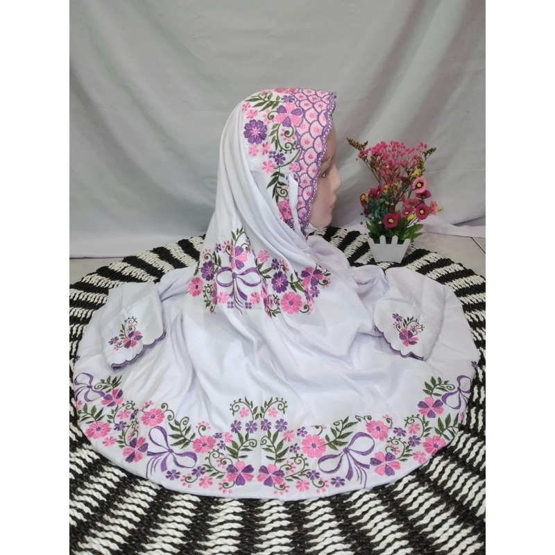 mukena terusan warna putih motif bunga