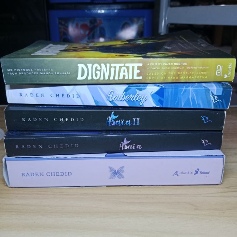Preloved Novel Alaia, Alaia 2, Amberley, Scenic (HC), Dignitate (cover film) by Raden Chedid