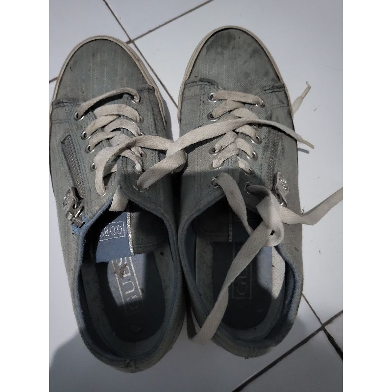 sepatu guess