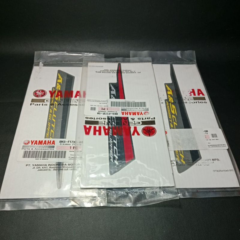 STIKER STRIPING R15 2019 V3 VVA HITAM KUNING MERAH UNTUK BODY BELAKANG KANAN KIRI ORIGINAL YGP