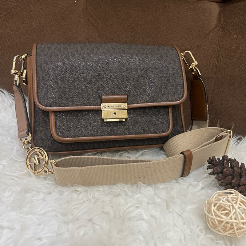 preloved michael kors bradshaw shoulder bag|tas mk kulit strap webing|tas mk second|mk signature