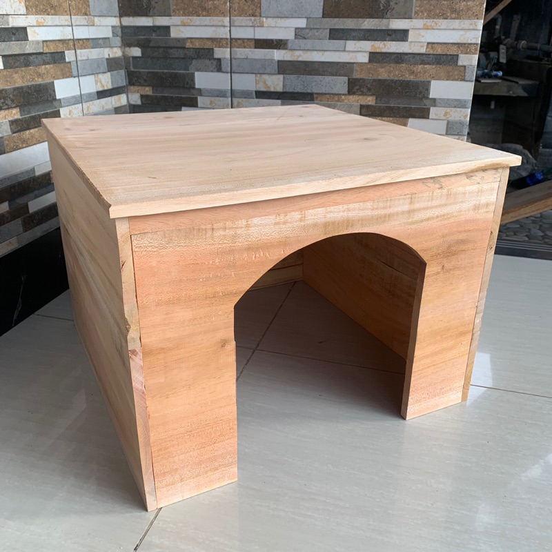 Kandang Minimalis Segitiga Kayu Mahoni untuk Kucing, Anjing, Marmut, Kelinci, dan Hewan Peliharaan L