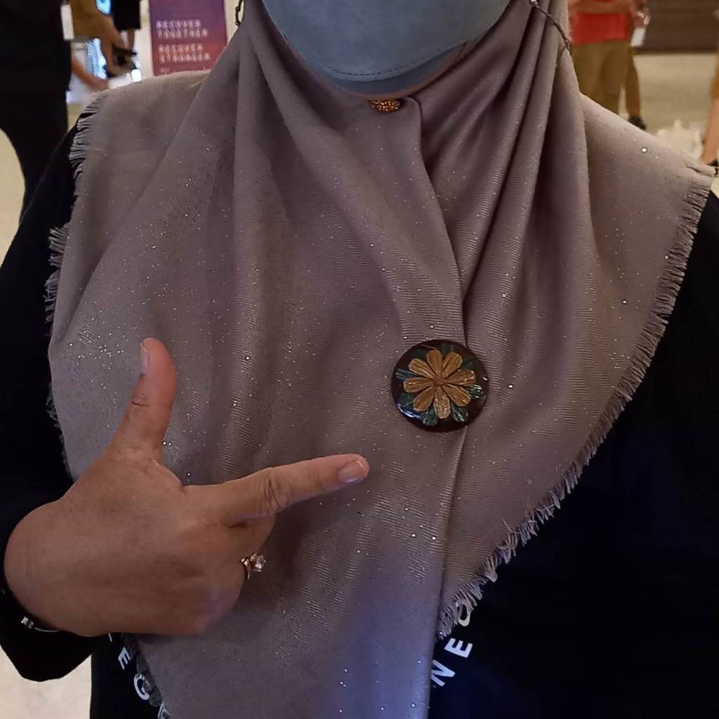Bros Batok Kelapa dengan hiasan dari Sabut Kelapa