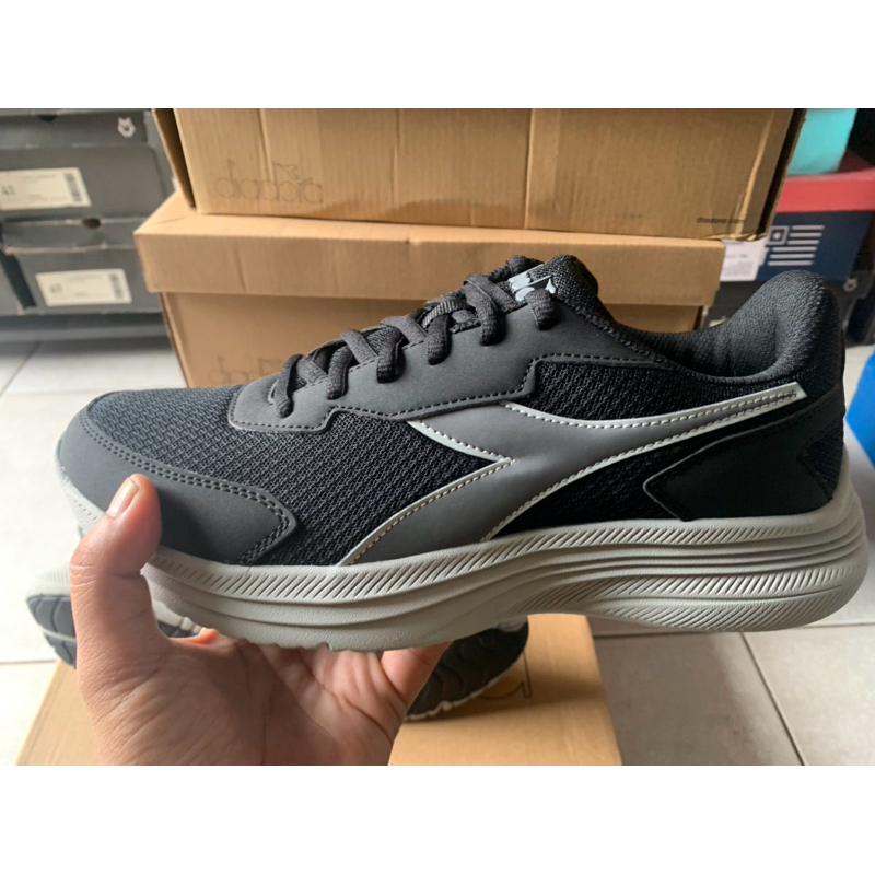 Diadora Sepatu Olahraga Hitam Abu-abu