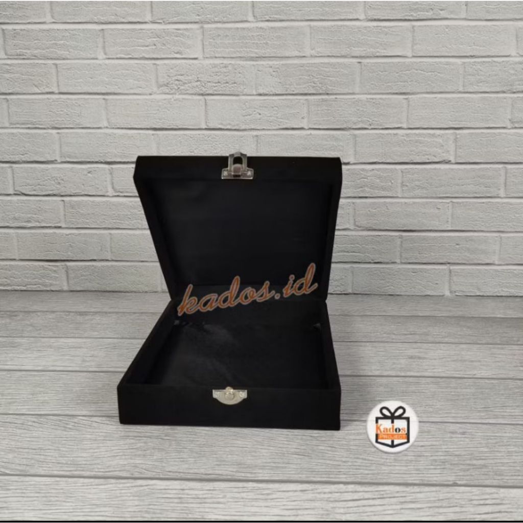 

Box Beludru Hitam Ukuran 20 x 13 cm