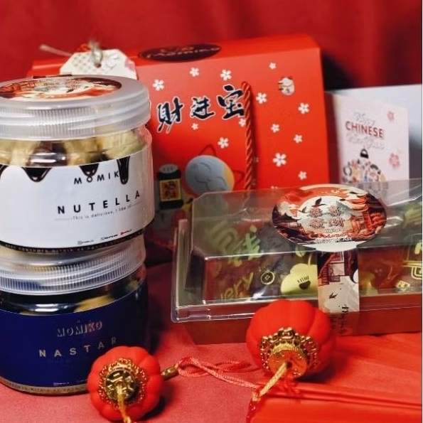

PAKET HAMPERS 2 JAR KUE KERING + 3Pcs SOFT COOKIES + HANG TAG