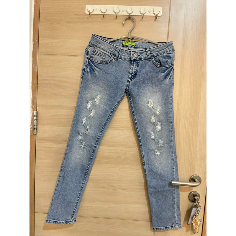 Preloved MG Celana Jeans Zikey Motif Robek