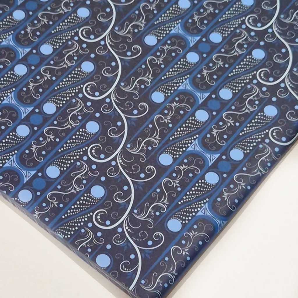 

Kertas Kado BATIK CORAK BIRU TUA Bungkus Kado sansan wawa