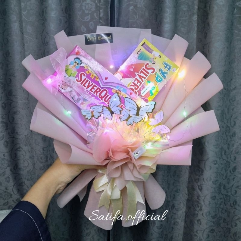 

(READY STOCK) Bouquet Coklat Silverqueen + Bunga Palsu Hadiah Untuk Ayang Valentine | Buket Valentine's Day | Bucket Coklat Silverqueen Bear Edisi Valentine Hampers Satifa Official Bouquet