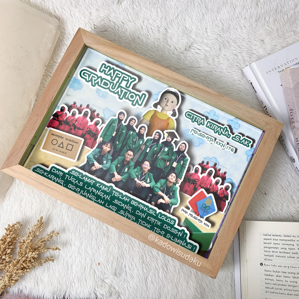 Kado Unik Wisuda Pop Up 3D/Scrapframe Squid Game/Bingkai Foto 3D Ukuran A4 Kayu