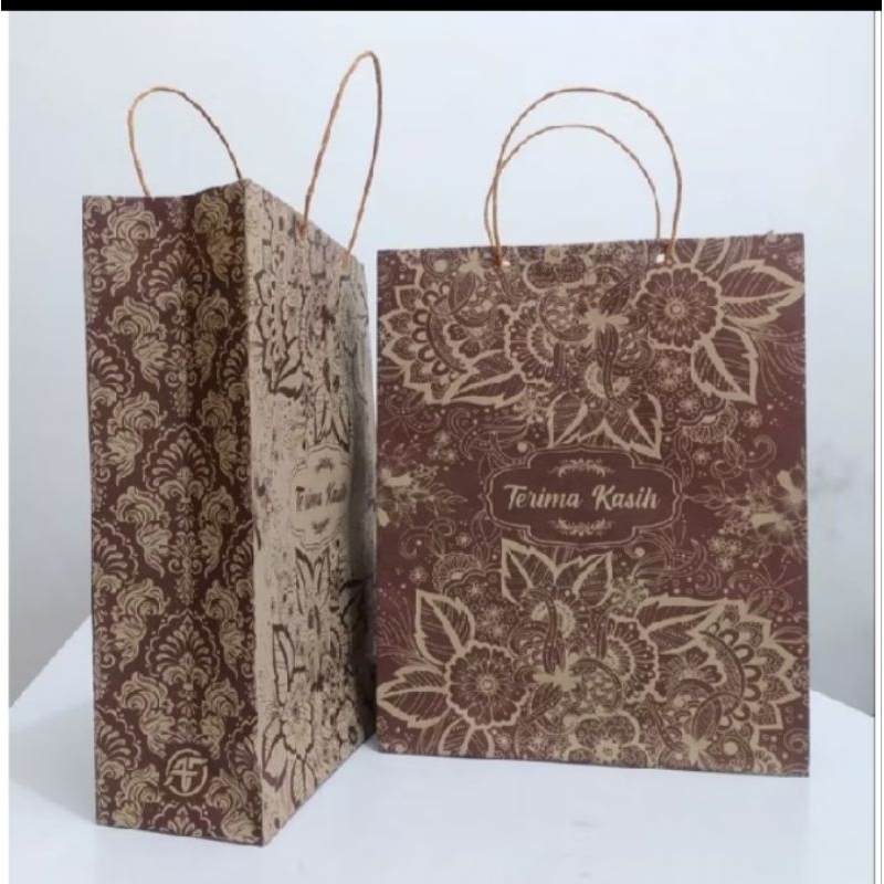 

PROMO TERLARIS 150 PCS PAPERBAG MOTIF BATIK UKURAN 21×17×5 SERBA GUNA