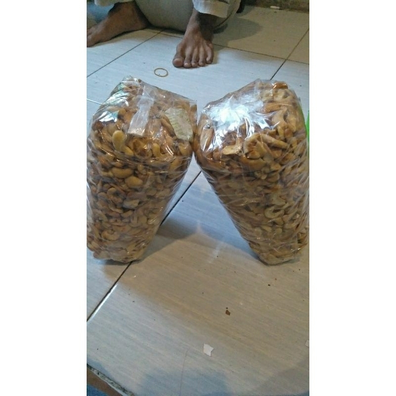 

kacang mede belah dua mentah 1kg