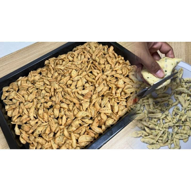 

Kue Bawang Gunting Asin Gurih 500 gram