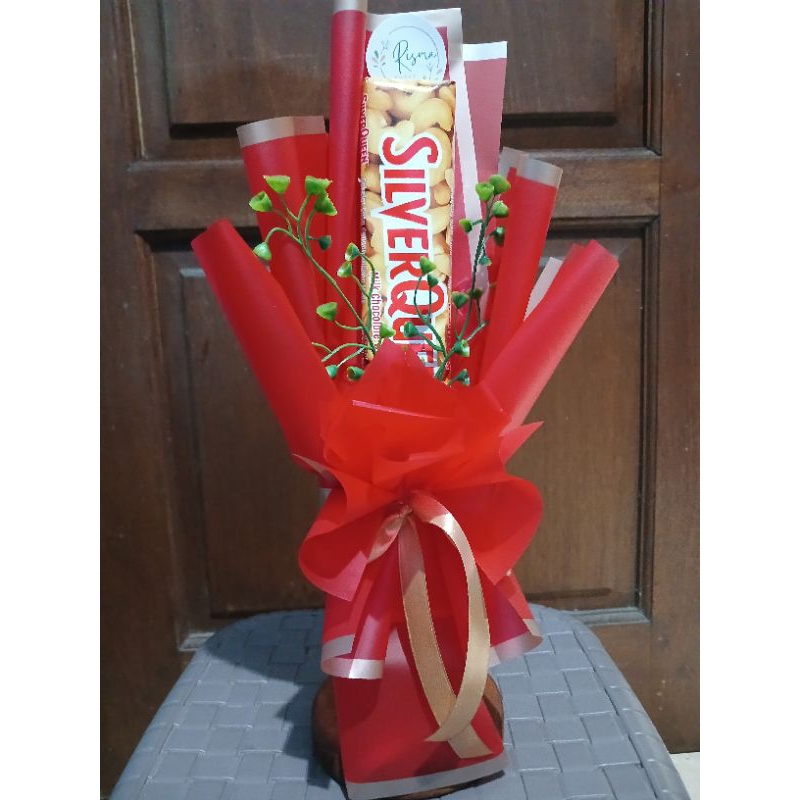 

Buket wisuda/Valentine/kado Silverqueen 22g