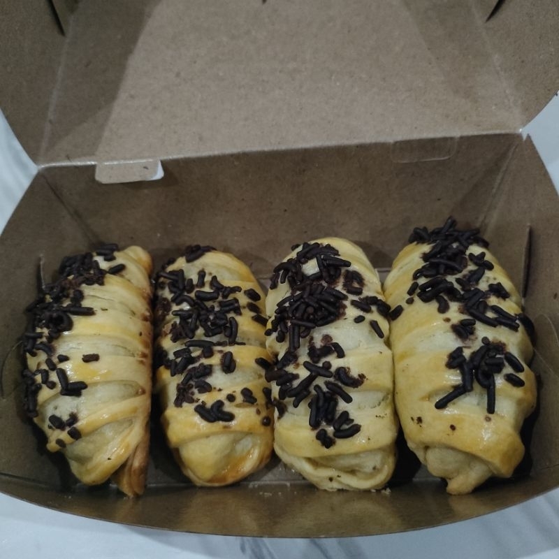 

bolen pisang coklat/bolen pisang coklat keju/bolen lilit.