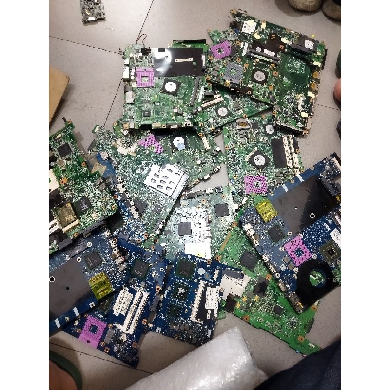 Mesin motherboard laptop jadul mati bekas ada logo sis dan intel