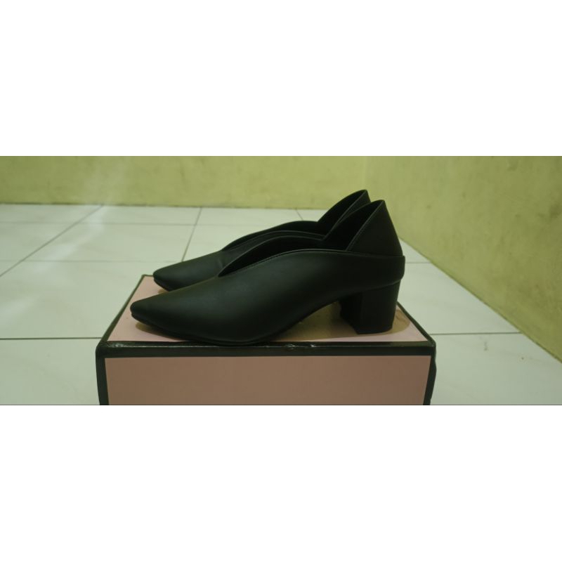 SEPATU LOMARI EDITH HEELS HITAM WANITA