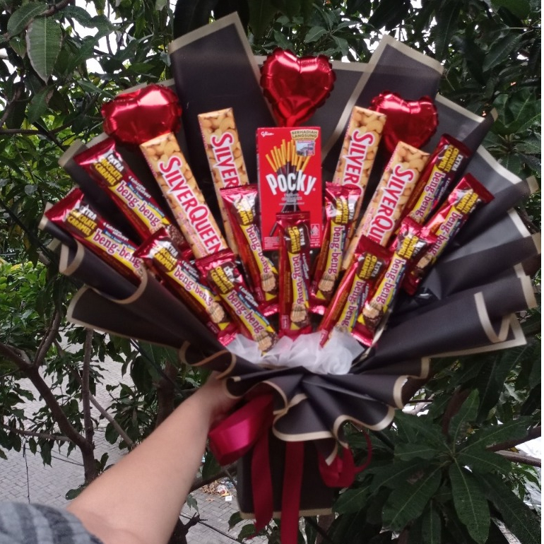 

'SPECIAL VALENTINE' BUKET VALENTINE BUCKET BUNGA BOUQUET BENG BENG SILVERQUEEN 58 GR POCKY KADO WISUDA GIFT ULANG TAHUN BUKET COKELAT I DECOROUS