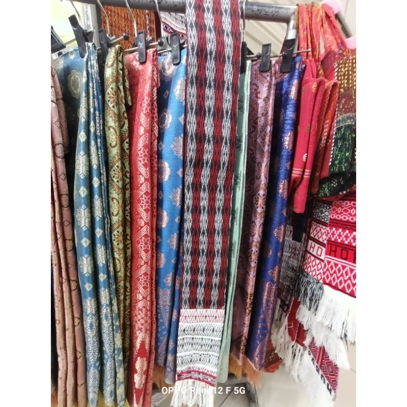 STOLA PENGGANTI HANDE-HANDE WARNA HITAM MERAH BAHAN ULOS RAGIHIDUP SDH DIRUMBAI.