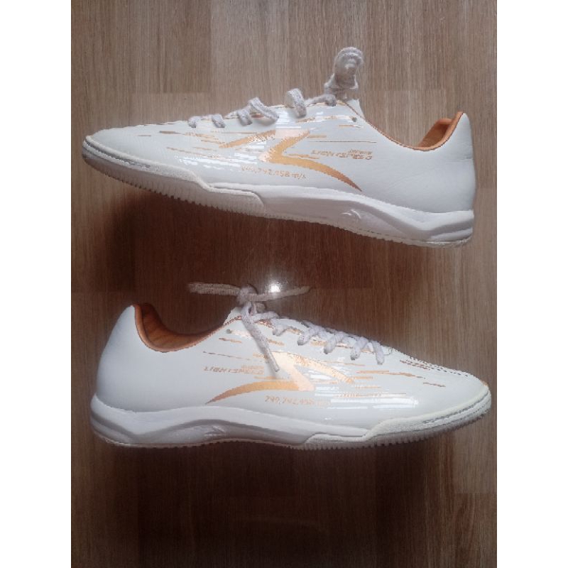 sepatu futsal SPECS second in pale gold