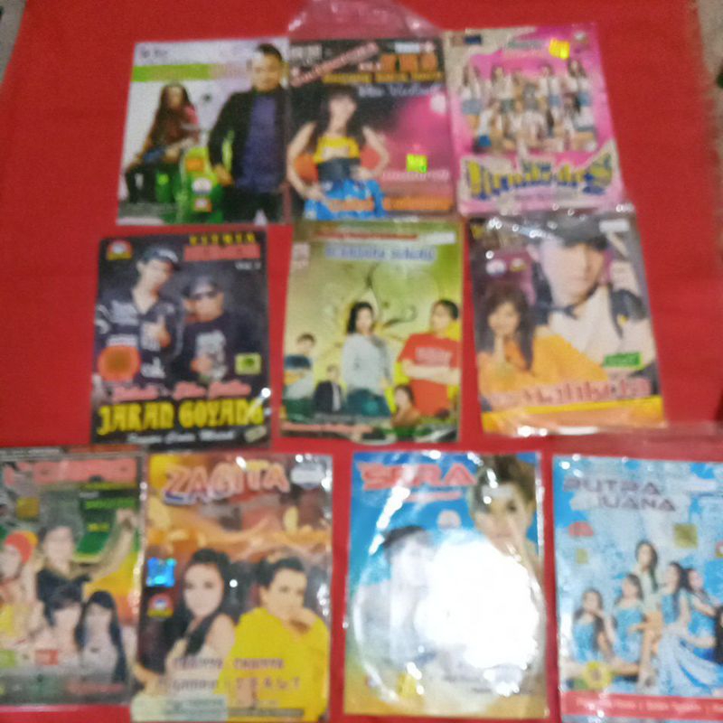 10 vcd dangdut: FITRIA HUMOR, YKS, NEW KENDEDES, NYANDANG SENENG, NEW MAHKOTA, IMAM S ARIFIN, SCORPI