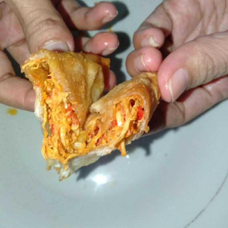 

Cireng Mercon isi ayam suwir ukuran gede 1pac isi 5 pcs