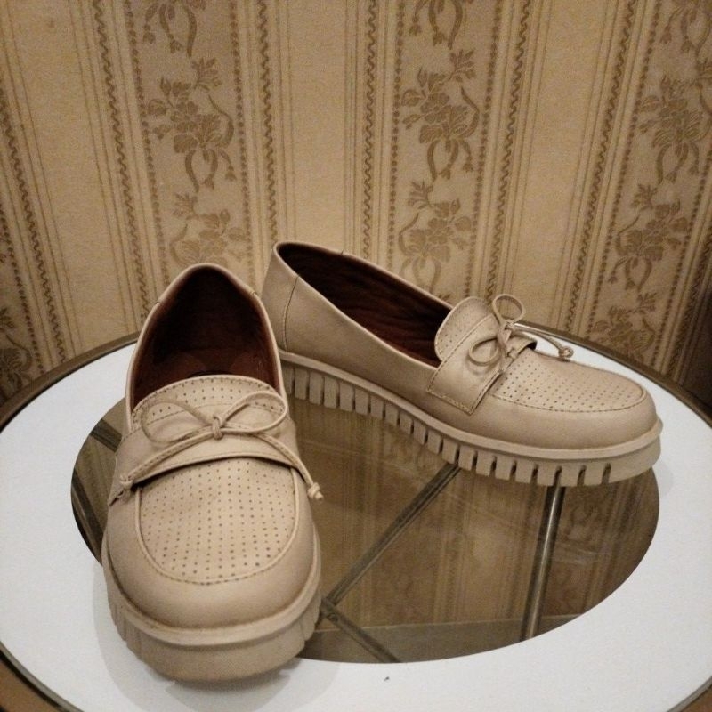 Preloved sepatu Triset wanita - cream