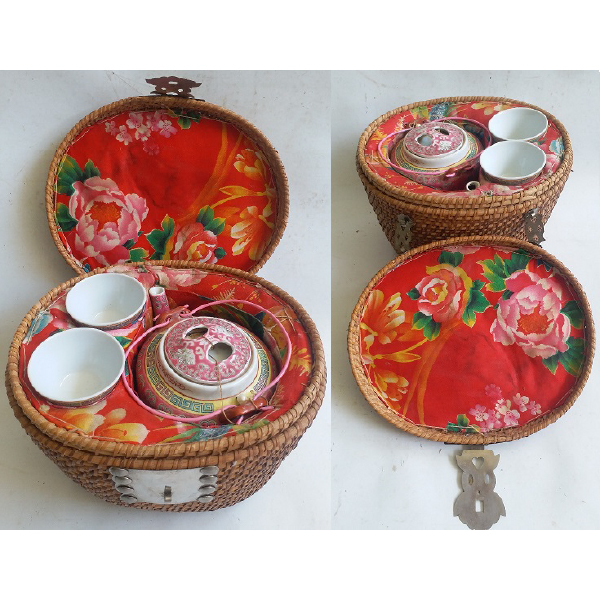 Antik Famili Rose services satu set  / teapot + filter teh +2 cangkir dan keranjang