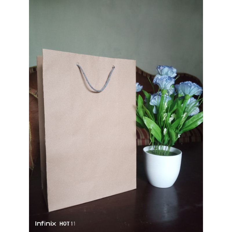 

Paperbag polos warna coklat ukuran 20cmx10cmx30cm tas kertas/tas souvenir/paperbag polos/paperbag coklat/paperbagmurah