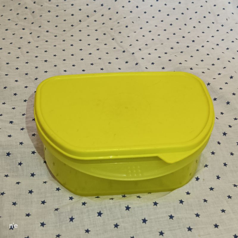 Tupperware misting kondisi bekas cuci gudang