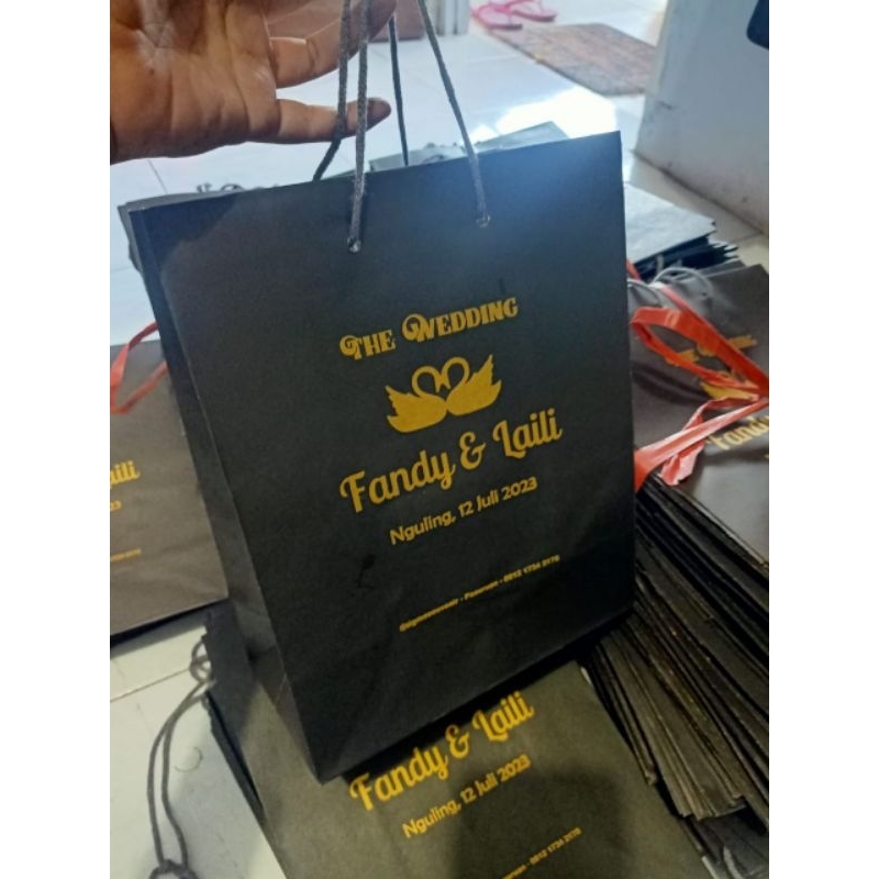 

Paperbag Polos Hitam Sablon / Tas Kertas (20x10x25)