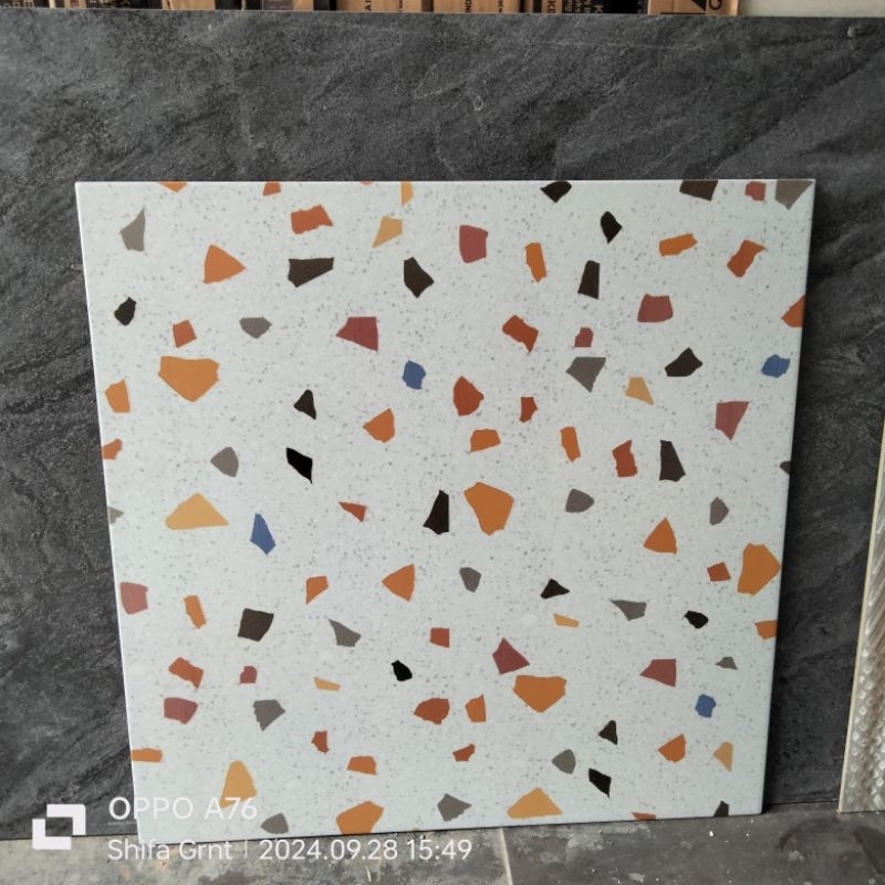 keramik lantai 50x50. Carlo White/Kia