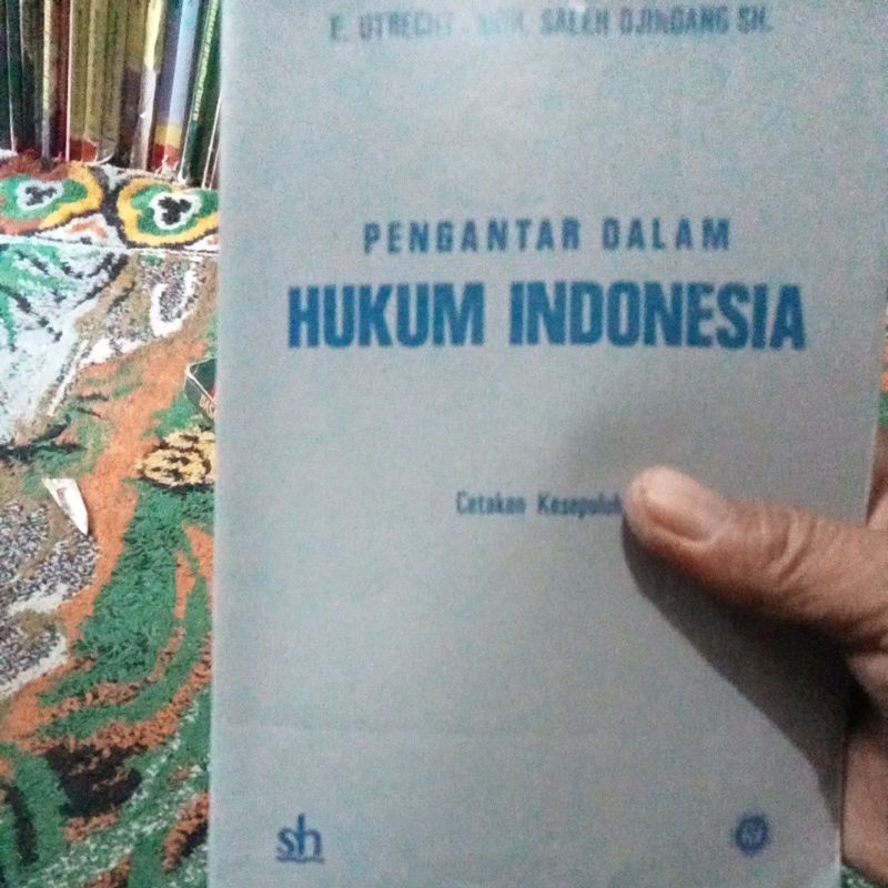 buku pengantar dalam hukum Indonesia E.UTRECHT