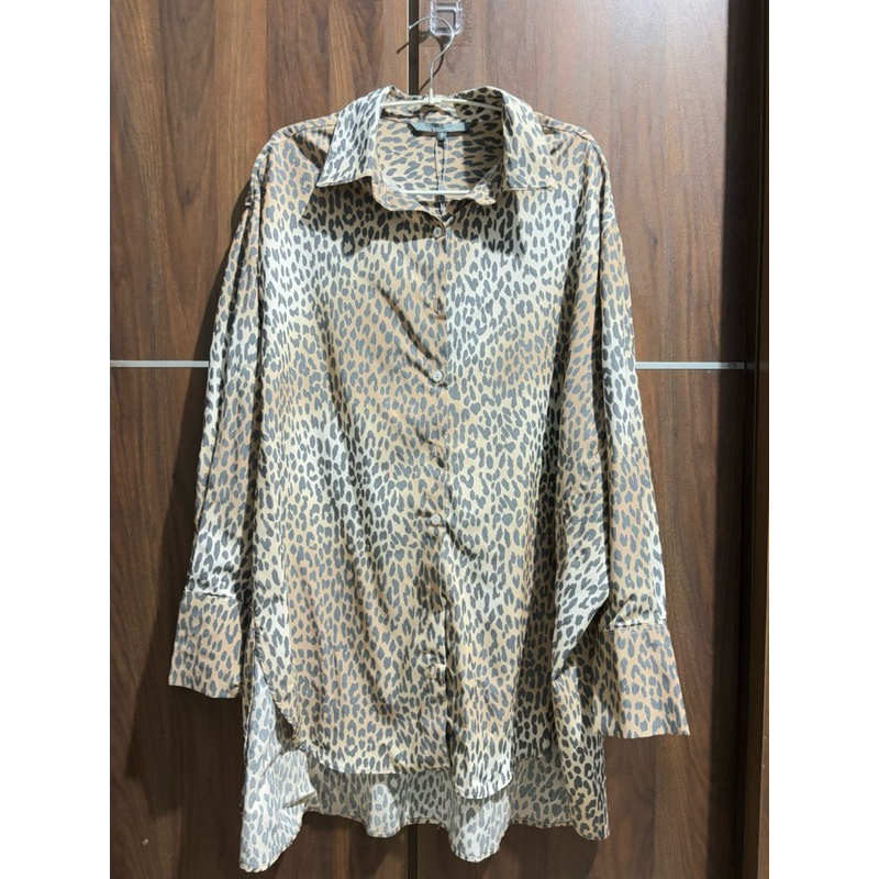 Benang jarum leopard shirt oversized (preloved)