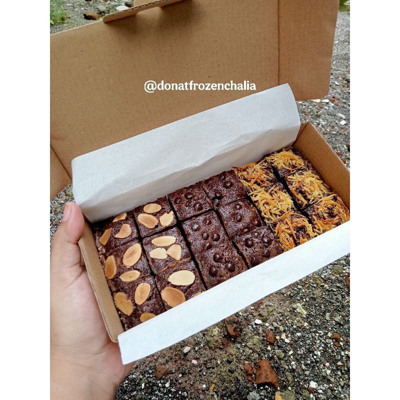 

FUDGY BROWNIES/ BROWNIES SEKAT UKURAN 20×10 CM ISI 18 PCS