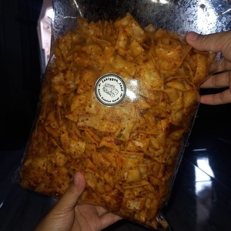 

1kg KERIPIK KULIT PANGSIT PEDAS DAUN JERUK,cemilan pedas gurih