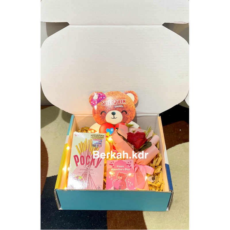 

HAMPERS GIFT BOX PAKET KADO KADO ULANG TAHUN WISUDA ANNIVERSARY COKLAT VALENTINE COKLAT BERUANG HARI IBU HARI GURU