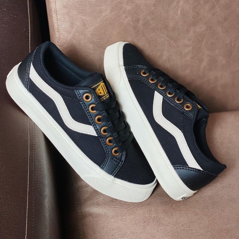 Sepatu Ventela Republic Low Black Natural Original. Sepatu Ventela Republic Original. Sneakers Hitam