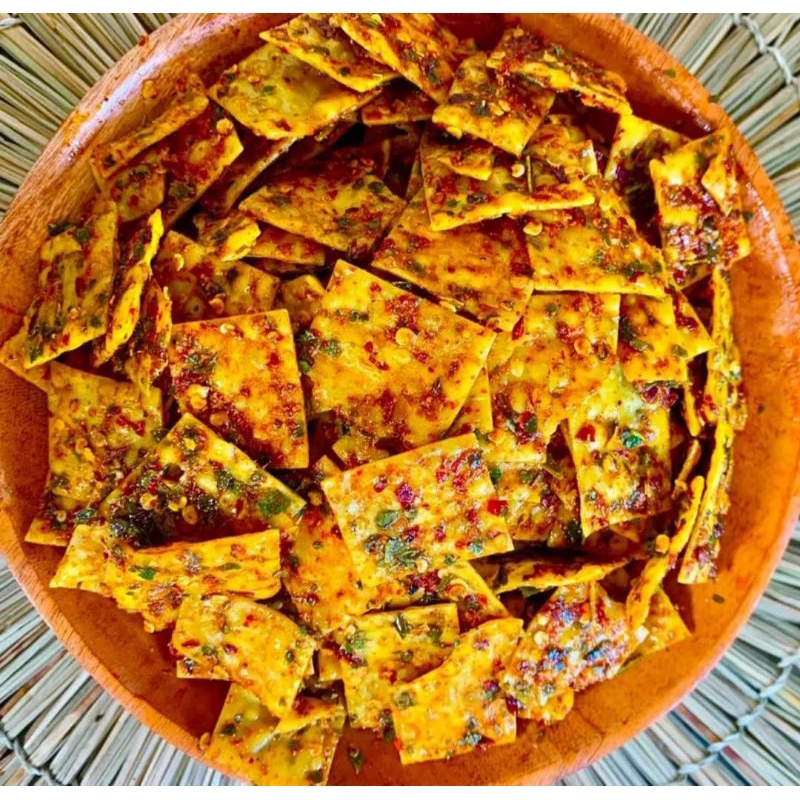 

Pangsit Bawang pedas gurih & renyah melimpah daun jeruk